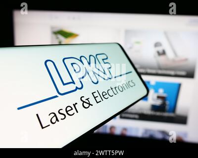 Smartphone avec logo de la société de technologie allemande LPKF laser Electronics se en face du site Web de l'entreprise. Mettez l'accent sur le centre-gauche de l'écran du téléphone. Banque D'Images