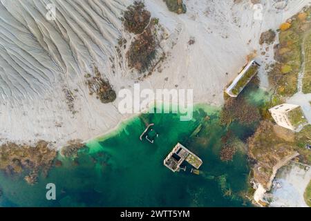 Vue aérienne du lac par la prison soviétique sous-marine dans la carrière de Rummu, Estonie Banque D'Images