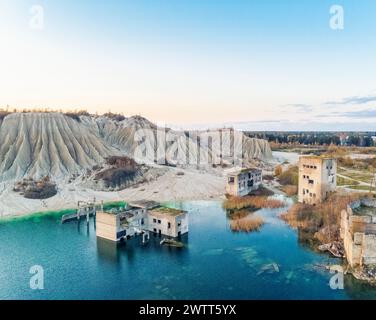 Vue aérienne du lac par la prison soviétique sous-marine dans la carrière de Rummu, Estonie Banque D'Images