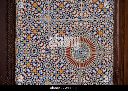 Travail de carreaux avec des motifs géométriques mauresques à la Medersa historique Bou Inania, Médina, Fès, Maroc Banque D'Images