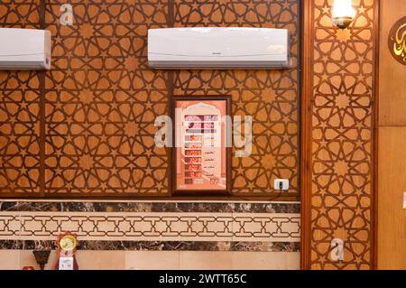 Le Caire, Egypte, 11 mars 2024 : L'intérieur d'une grande grande mosquée au Caire, une nouvelle mosquée masjid pour les cinq prières islamiques du jour, le lieu pour Banque D'Images