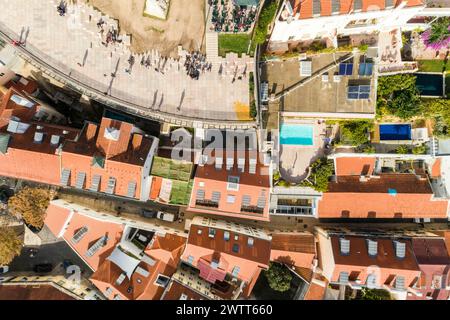 Vue de dessus des toits et des vieilles maisons dans la vieille ville au coeur de Lisbonne avec piscine, Portugal Banque D'Images