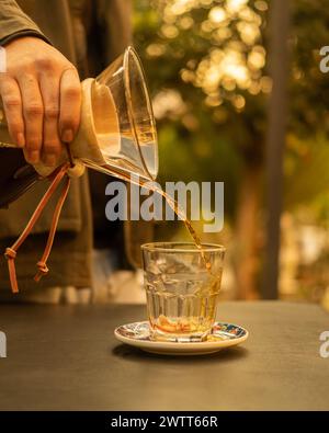 Une cafetière Chemex prépare du café Banque D'Images