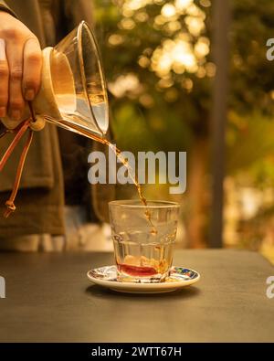 Une cafetière Chemex prépare du café Banque D'Images