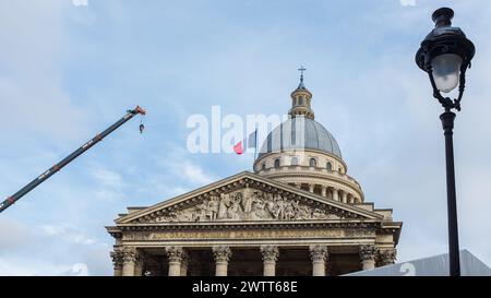 Paris, France. 20 février 2024. Une grue devant le Panthéon lors des préparatifs de la panthéonisation du héros de la résistance Missak Manouchian Banque D'Images