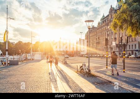 Strandvagen avec des navires ancrés et des bâtiments historiques en arrière-plan en été, stockholm Banque D'Images