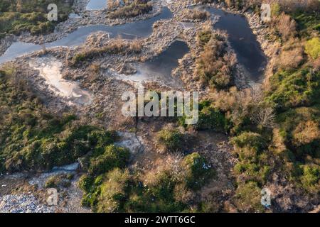 Vue aérienne de l'eau empoisonnée d'un lac près d'une décharge de déchets. Concept de risque biologique pour l'écosystème et l'environnement sain. Pollution environnementale et écologique Banque D'Images