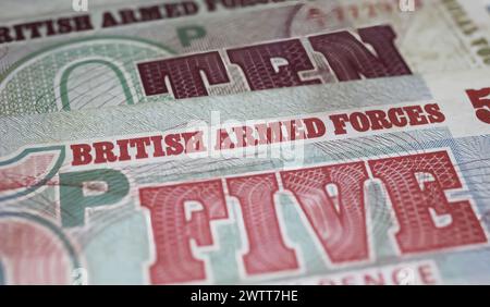 Gros plan sur les anciens billets de banque historiques des Forces armées britanniques, les nouveaux livres pence Banque D'Images