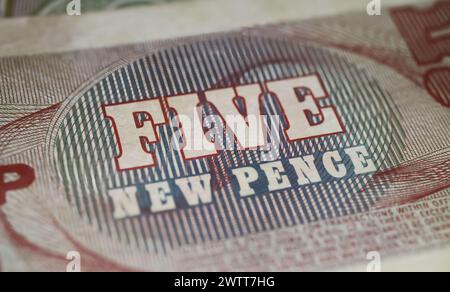 Gros plan sur les anciens billets de banque historiques des Forces armées britanniques, les nouveaux livres pence Banque D'Images