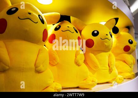 Tokyo, Japon. 16 mars 2024. Une femme a vu faire du shopping au Pokémon Center TOKYO DX & Pokémon Cafe à Nihonbashi, Tokyo. Situé dans le Nihombashi Takashimaya S.C., le magasin officiel Pokémon vend des logiciels de jeux et des produits originaux, et accueille de nombreuses campagnes et événements. Le café a un intérieur aux tons de bois où vous pourrez déguster des plats et des boissons sur le thème Pokémon à votre guise. Crédit : SOPA images Limited/Alamy Live News Banque D'Images