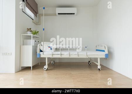 Salle de réveil avec lits à l'intérieur d'une chambre d'hôpital vide bien ventilée Banque D'Images