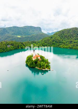 Vue aérienne du lac de Bled avec Assomption de l'église Maria et monstaire, Bled, Slovénie Banque D'Images