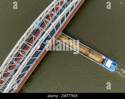 Vue aérienne du pont Waal. Bateau passant en dessous Banque D'Images
