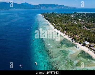 Vue aérienne d'une côte tropicale avec une eau bleu clair Banque D'Images