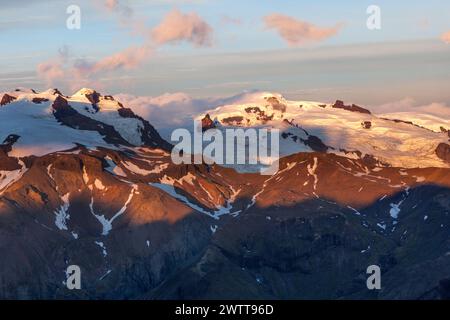 Volcan montagne couverte de neige au coucher du soleil. Montagne Eyjafjallajokull dans le sud de l'Islande. Paysage volcanique à couper le souffle. Banque D'Images