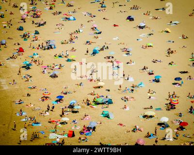 SCHEVINGEN - foules sur la plage de Scheveningen pendant les jours tropicaux, beaucoup de gens apprécient le beau soleil sur la plage. Banque D'Images