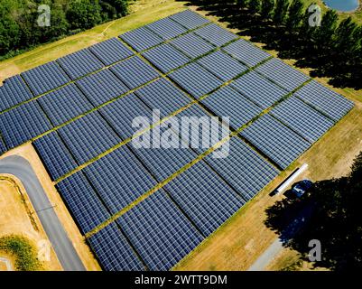 Vue aérienne de la vaste ferme solaire imprégnée de l'énergie du soleil Banque D'Images