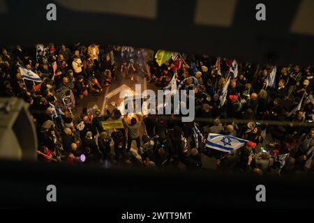 Des familles d'Israéliens enlevés par le Hamas appellent le gouvernement à un accord de libération d'otages, tel Aviv, Israël, 16 mars 2024. Banque D'Images