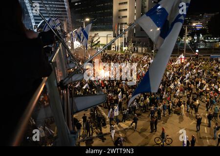 Des familles d'Israéliens enlevés par le Hamas appellent le gouvernement à un accord de libération d'otages, tel Aviv, Israël, 16 mars 2024. Banque D'Images