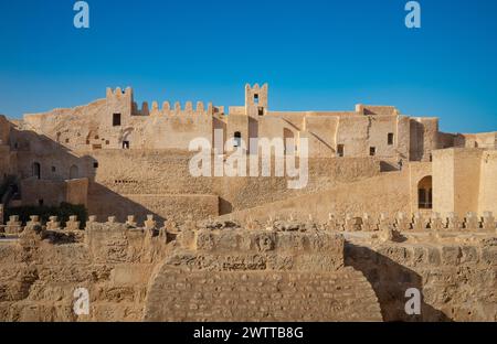 Intérieur du mur sud avec ses tourelles et marches au Ribat de Monastir, forteresse côtière islamique du VIIIe siècle, Monastir, Tunisie. Banque D'Images