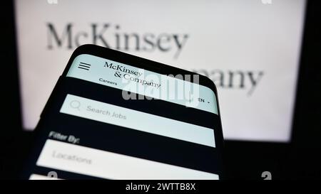Smartphone avec le site Web de l'entreprise de conseil américaine McKinsey and Company devant le logo. Concentrez-vous sur le coin supérieur gauche de l'écran du téléphone. Banque D'Images