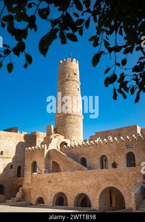 La tour de guet du Ribat de Monastir, forteresse islamique côtière du VIIIe siècle, vue de la cour intérieure, Monastir, Tunisie. Banque D'Images