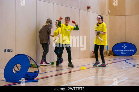 Winchburgh Academy, West Lothian, Écosse, Royaume-Uni, 19 mars 2024. Festival Parasport pour les enfants handicapés : Scottish Disability Sport organise une série de manifestations à l'échelle nationale pour offrir aux jeunes handicapés physiques, malentendants et malvoyants la possibilité d'essayer un large éventail de sports dispensés par des entraîneurs qualifiés locaux. Sur la photo : Jamie carter, qui a 13 ans et souffre d'une hémiplégie lors d'une séance d'athlétisme. Crédit : Sally Anderson/Alamy Live News Banque D'Images