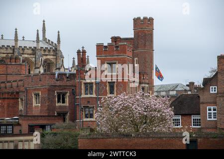 Eton, Windsor, Royaume-Uni. 19 mars 2024. Le drapeau de l'Eton College flotte malheureusement en Berne aujourd'hui à Eton, Windsor, Berkshire, en l'honneur d'un élève de 17 ans qui s'est effondré et est mort samedi en faisant du sport à la célèbre école publique. Malheureusement, les tentatives de sauvetage du garçon du Collège Eton, Raphaël Pryor, ont été infructueuses. Simon Henderson, le principal maître de l'Eton College, en rendant hommage à l'élève, a déclaré : « Raphaël était un jeune homme exceptionnel qui vivait avec joie dans son cœur, le partageant largement et puissamment. Il avait le plus brillant des futurs devant lui». On ne sait pas quelle est la cause Banque D'Images