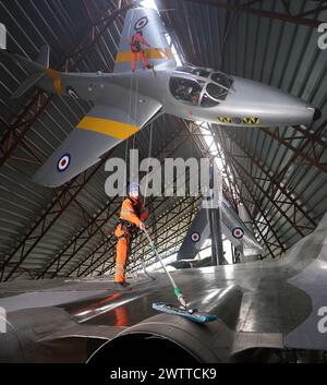 Les spécialistes industriels de l'accès par câble descendent en rappel au Royal Air Force Museum Midlands, à Cosford, près de Telford, Shropshire, pour accéder à une exposition d'avions suspendus exposée à la National Cold War Exhibition, lors du nettoyage et de la maintenance annuels des avions de haut niveau. Date de la photo : mardi 19 mars 2024. Banque D'Images