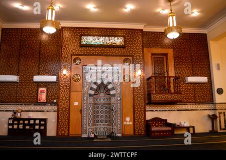 Le Caire, Egypte, 11 mars 2024 : L'intérieur d'une grande grande mosquée au Caire, une nouvelle mosquée masjid pour les cinq prières islamiques du jour, le lieu pour Banque D'Images