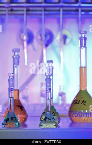 Chimie colorée avec une lueur violette Banque D'Images