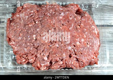Bœuf haché haché ou haché, bœuf finement haché avec un couteau, hachoir à viande, hachoir ou hachoir, utilisé dans de nombreuses recettes, y compris les hamburgers Banque D'Images
