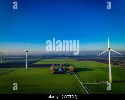 Vue aérienne des éoliennes dominant le paysage de campagne Banque D'Images