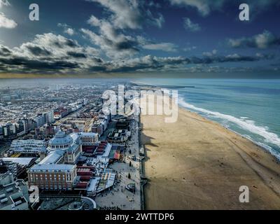 Vue aérienne d'un paysage urbain animé en bord de mer sous un ciel spectaculaire Banque D'Images