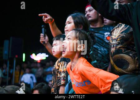 Les jeunes fans de boxe encouragent leurs boxeurs au Fight Club Thailand à Navanakorn. En raison de la popularité du film 'Fight Club' de 1999, Fight Club Thailand a commencé en 2016 et a créé une communauté de passionnés de sports de combat par le biais d'un groupe Facebook qui annonce et organise des événements de combat clandestins. Banque D'Images