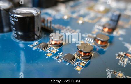 Dispositifs montés en surface tels que bobine et circuits intégrés sur la carte haute technologie. Banque D'Images