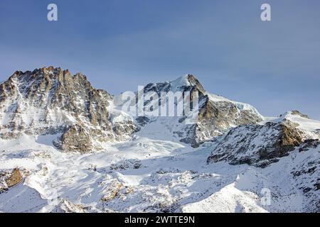 Gran Paradiso / Grand Paradis en hiver, au sommet des Alpes graianes entre la vallée d'Aoste et le Piémont en Italie Banque D'Images