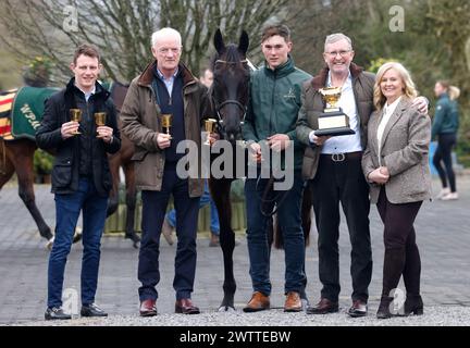 Le jockey Paul Townend, l'entraîneur Willie Mullins, le vainqueur de la Boodles Cheltenham Gold Cup 2024 Galopin des champs, le groom Adam Connolly, les propriétaires Greg Turley et Audrey Turley (gauche-droite) devant les vainqueurs de la Boodles Cheltenham Gold Cup 2024 qui reviennent au chantier de Willie Mullin à Closutton, Irlande. Date de la photo : mardi 19 mars 2024. Banque D'Images