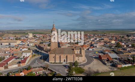 Vue aérienne de l'église Santa María Magdalena de Matapozuelos, Valladolid, Espagne Banque D'Images