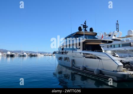 Marbella, Espagne - 10 décembre 2023 : navires de luxe au port de Banus, à Marbella, Andalousie, Espagne. Banque D'Images