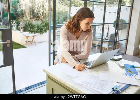 Woman working on laptop at home Banque D'Images