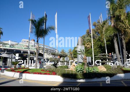 Marbella, Espagne - 10 décembre 2023 : rond-point jardiné dans le port de Banus, à Marbella, Espagne. Banque D'Images