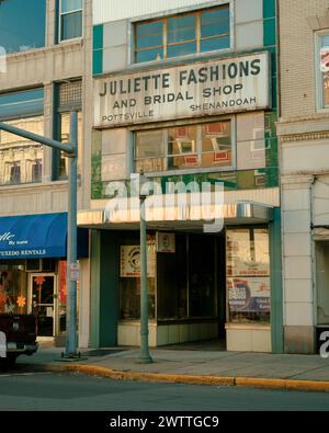 Juliette Fashions et Bridal Shop vintage signe dans le centre-ville de Pottsville, Pennsylvanie Banque D'Images