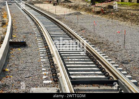 Pose de nouveaux rails de tramway sur de nouvelles traverses en béton avec des patins en polyuréthane qui réduisent les vibrations et les émissions sonores, et isolent le rail Banque D'Images