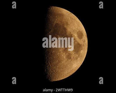 Un croissant de lune s'estompe sur un ciel sombre Banque D'Images