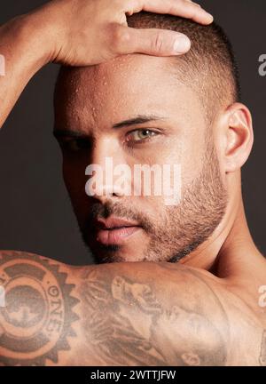 Portrait rapproché d'un homme tatoué Banque D'Images