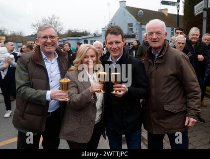 Les propriétaires Greg Turley et Audrey Turley, le jockey Paul Townend et l’entraîneur Willie Mullins avant le défilé des vainqueurs de la Boodles Cheltenham Gold Cup 2024 à Leighlinbridge, en Irlande. Date de la photo : mardi 19 mars 2024. Banque D'Images