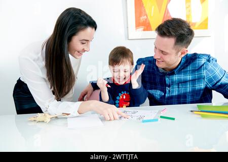 Famille profitant de l'activité de coloriage ensemble Banque D'Images