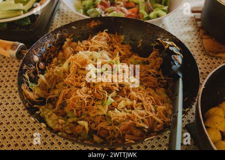 nouilles yakisoba servies à table Banque D'Images