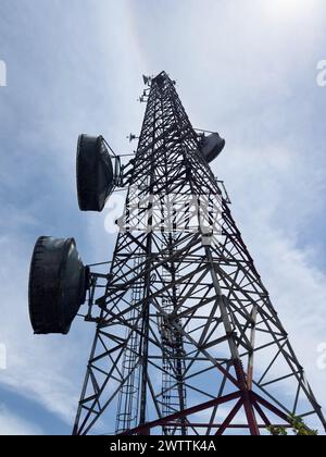 Tour d'antenne radio en métal sur fond de ciel bleu Banque D'Images